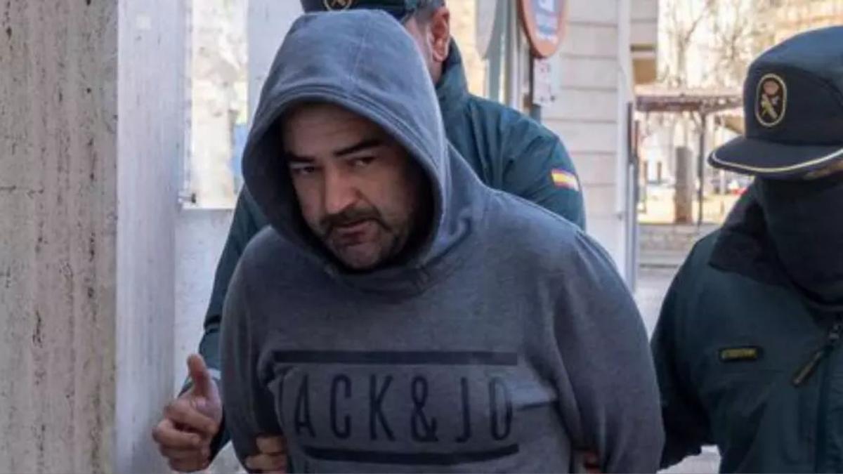 Va matar a cops de martell el seu germà i està en llibertat: «Feia 25 anys que robava i assetjava la meva mare per pagar les seves addiccions» Va matar a cops de martell el seu germà i està en llibertat: «Feia 25 anys que robava i assetjava la meva mare per pagar les seves addiccions»