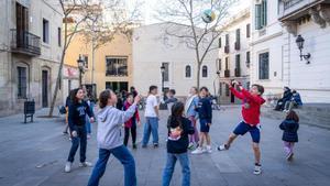 Niños jugando a la pelota en la plaza del Consell de la Vila, en Sarrià, este jueves.