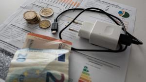 Les elèctriques volen treure del rebut de la llum els impostos  i altres costos