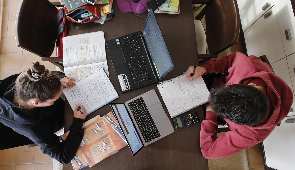 Barcelona 19/3/2020 Estudiantes de secundaria y bachillerato estudiando en casa por el cierre de escuelas y institutos per el c Barcelona 19/3/2020 Estudiantes de secundaria y bachillerato estudiando en casa por el cierre de escuelas y institutos per el c