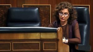 GRAF4500 MADRID, 04/02/2020.- La ministra de Hacienda, María Jesús Montero, en su escaño durante el pleno celebrado este martes en el Congreso. EFE/Zipi