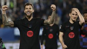 Iñigo Martínez festeja el triunfo del Barça en Butarque junto a Gavi.