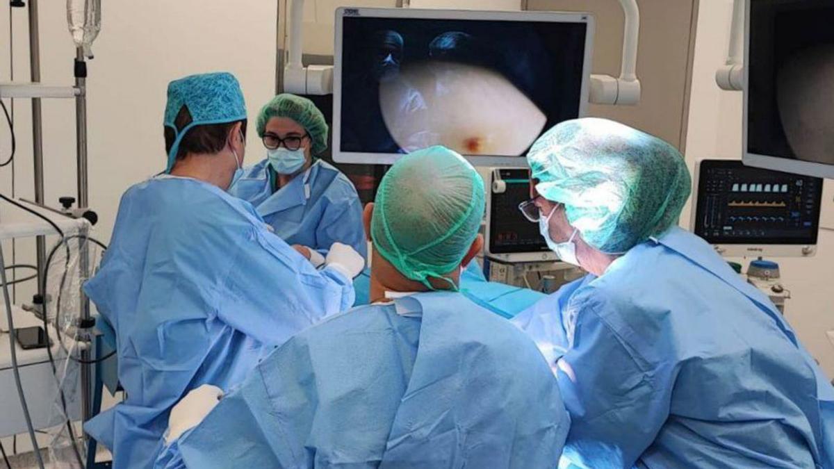 Un equip sanitari en un quiròfan d’un hospital català. | DEPARTAMENT DE SALUT Un equip sanitari en un quiròfan d’un hospital català. | DEPARTAMENT DE SALUT