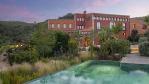Gran Hotel Mas den Bruno,  Facade at dusk  with Pool