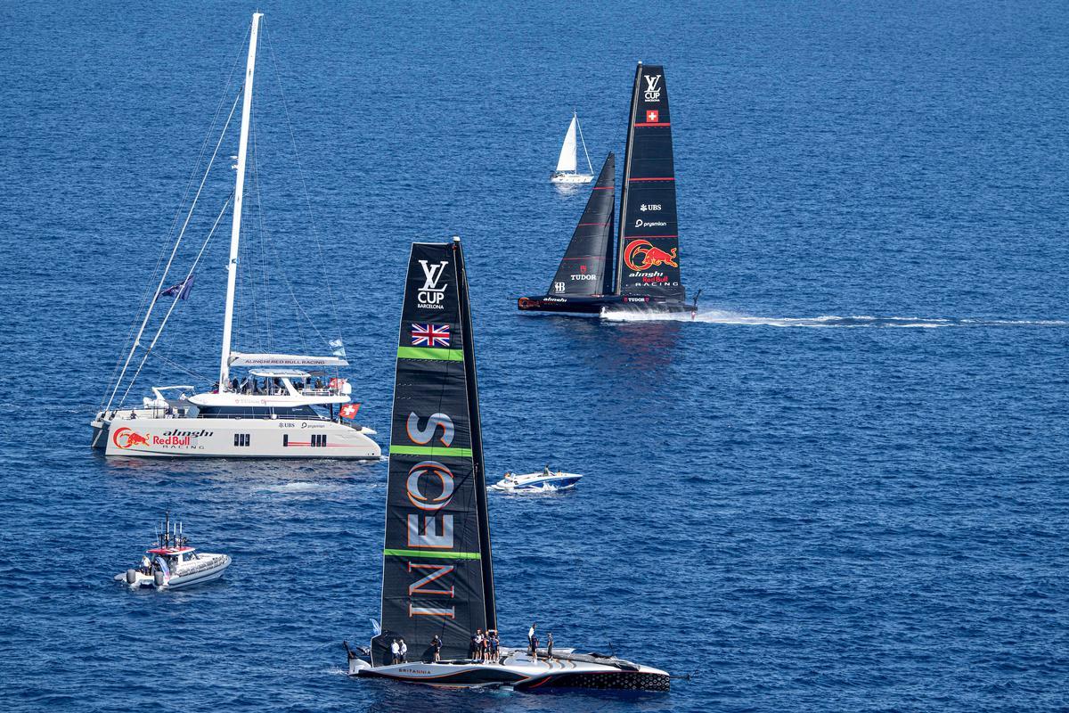 Los barcos de Ineos Britannia y Alinghi Red Bull Racing, este sábado en las semifinales de la Louis Vuitton Cup. Los barcos de Ineos Britannia y Alinghi Red Bull Racing, este sábado en las semifinales de la Louis Vuitton Cup.