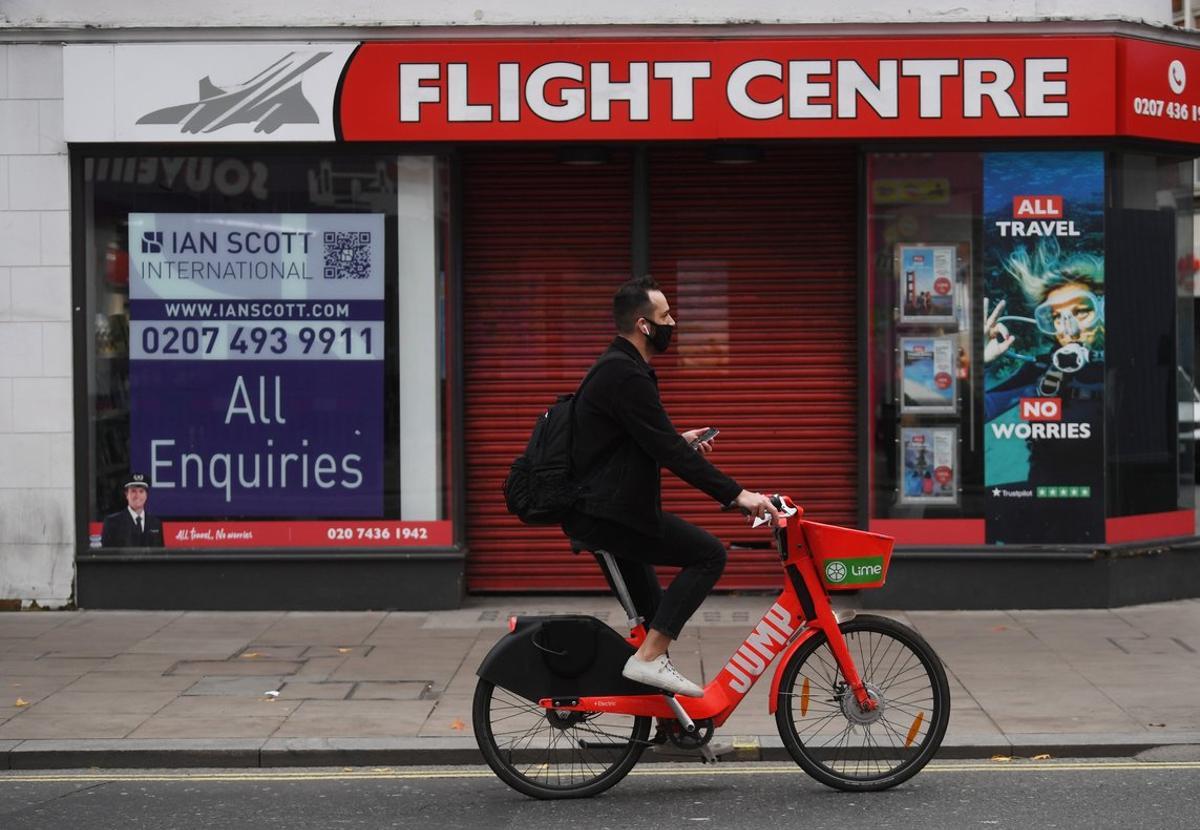 London (United Kingdom), 06/11/2020.- A masked cyclist passes a travel shop on an unusually quiet shopping area of Oxford Street in London, Britain, 06 November 2020. On 05 November 2020 until 02 December 2020 Britain is in lockdown with government advise to stay at home, avoid meeting people you do not live with and to close certain businesses and venues. (Reino Unido, Londres) EFE/EPA/NEIL HALL London (United Kingdom), 06/11/2020.- A masked cyclist passes a travel shop on an unusually quiet shopping area of Oxford Street in London, Britain, 06 November 2020. On 05 November 2020 until 02 December 2020 Britain is in lockdown with government advise to stay at home, avoid meeting people you do not live with and to close certain businesses and venues. (Reino Unido, Londres) EFE/EPA/NEIL HALL