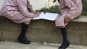 Dos niñas en el colegio La Vall, en una imagen de archivo.