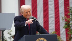 Trump afronta la primera rebel·lió amb protestes i demandes