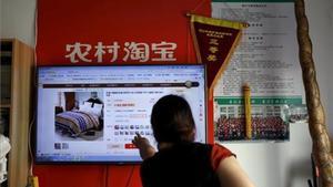 Un client compra a través de la plataforma d’Alibaba en una zona rural.