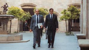 El president de la Generalitat, Salvador Illa, y el conseller de la Presidència, Albert Dalmau, este lunes durante la reunión del comité de crisis
