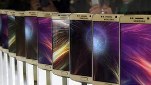 Els nous mòbils de Samsung exposats durant la seva presentació.