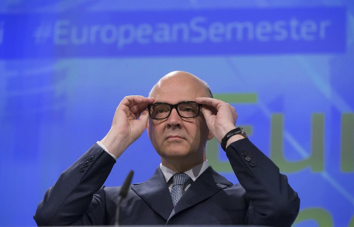 BRS03 BRUSELAS (BÉLGICA) 22/05/2017.- El comisario europeo de Asuntos Económicos de la Unión Europea (UE), Pierre Moscovici, ofrece una rueda de prensa para presentar el Semestre Europeo en Bruselas (Bélgica) hoy, 22 de mayo de 2017. EFE/Olivier Hoslet BRS03 BRUSELAS (BÉLGICA) 22/05/2017.- El comisario europeo de Asuntos Económicos de la Unión Europea (UE), Pierre Moscovici, ofrece una rueda de prensa para presentar el Semestre Europeo en Bruselas (Bélgica) hoy, 22 de mayo de 2017. EFE/Olivier Hoslet