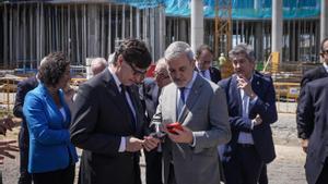 Salvador Illa y  Jaume Collboni en el momento en que se enteran del apagón que afecta a toda España.