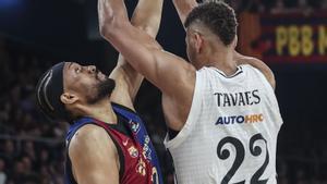 Jabari Parker intenta aturar Tavares durant el triomf d’ahir del Reial Madrid al Palau.