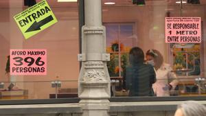 Dos mujeres hablan dentro del Mercado Central de Zaragoza durante el tercer dÃ­a laborable del estado de alarma por coronavirus, en Zaragoza, AragÃ³n (EspaÃ±a), a 18 de marzo de 2020.