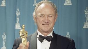 Gene Hackman, con un premio Oscar, en marzo de 1993.