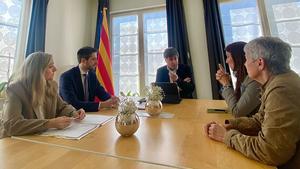 Puigdemont en la reunión con representantes de la Asociación de Perjudicados por la Incautación del Gobierno Franquista (APIGF). De izquierda a derecha, Leire García, Lluis Domingo, Carles Puigdemont, Mónica Santiago y Lidia Jiménez, nieta de Lluís Companys.