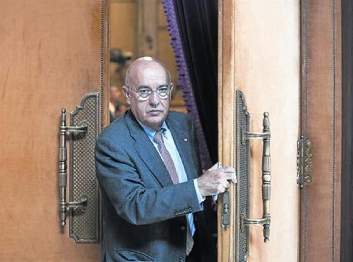 El conseller de Salut, Boi Ruiz, surt de l’hemicicle del Parlament, el 30 d’abril. El conseller de Salut, Boi Ruiz, surt de l’hemicicle del Parlament, el 30 d’abril.