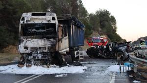 Tres morts en un violent xoc frontal al Baix Camp