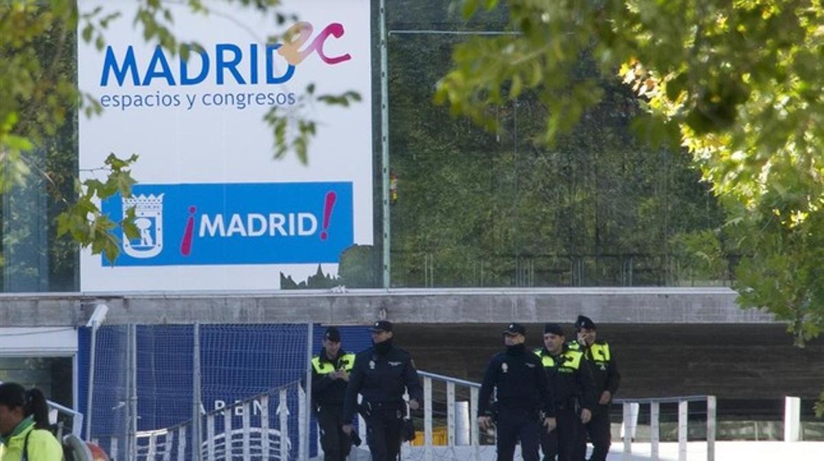 icoy20695107 spanish police officers walk near the entrance to 160111172115 icoy20695107 spanish police officers walk near the entrance to 160111172115