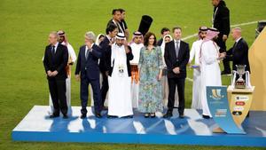 GRAF933. YEDA (ARABIA SAUDÍ), 12/01/2020.- El presidente del Real Madrid, Florentino Pérez (izda) y el del Atlético de Madrid, Enrique Cerezo (2i), esperan a los jugadores junto a las demás autoridades tras la final de la Supercopa de España que han disputado este domingo el Atlético de Madrid y el Real Madrid en el estadio King Abdullah Sports Center de Yeda, en Arabia Saudí. El Real Madrid venció 4-1 en la tanda de penaltis. EFE/Juanjo Martín