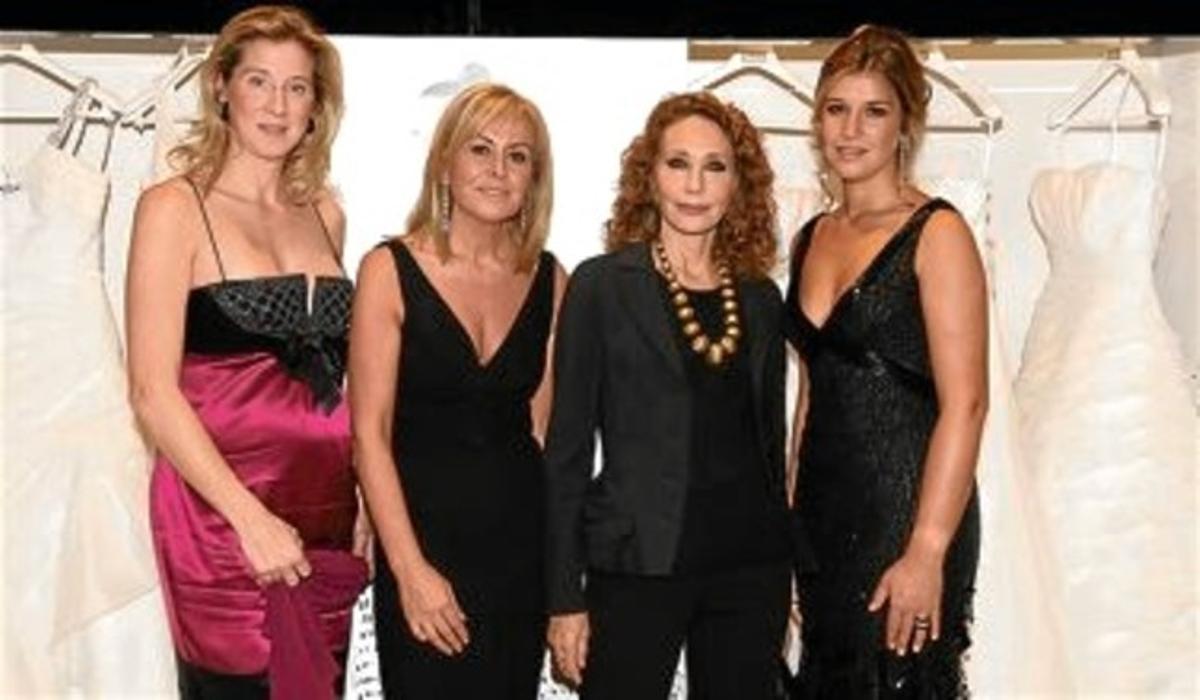 D’esquerra a dreta, Marela Rossi, Rosa Clará, l’actriu Marisa Berenson i Cinthya Rossi, ahir a París. D’esquerra a dreta, Marela Rossi, Rosa Clará, l’actriu Marisa Berenson i Cinthya Rossi, ahir a París.