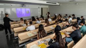 La nova selectivitat per a alumnes estrangers evita exigir el castellà