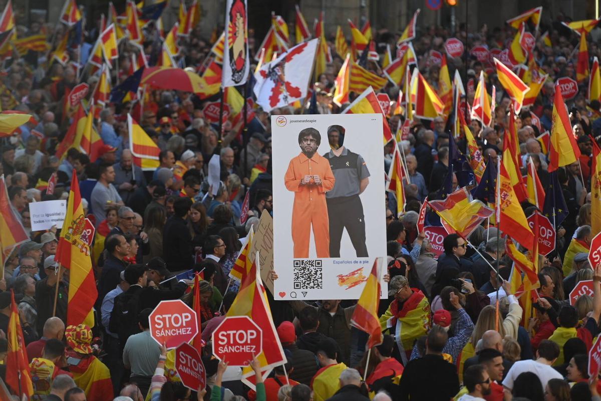 Concentració a la plaça Sant Jaume convocada pel PP contra la amnistia