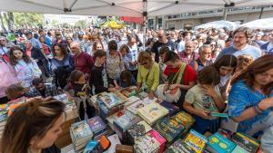Ambiente del día de Sant Jordi en Barcelona.,