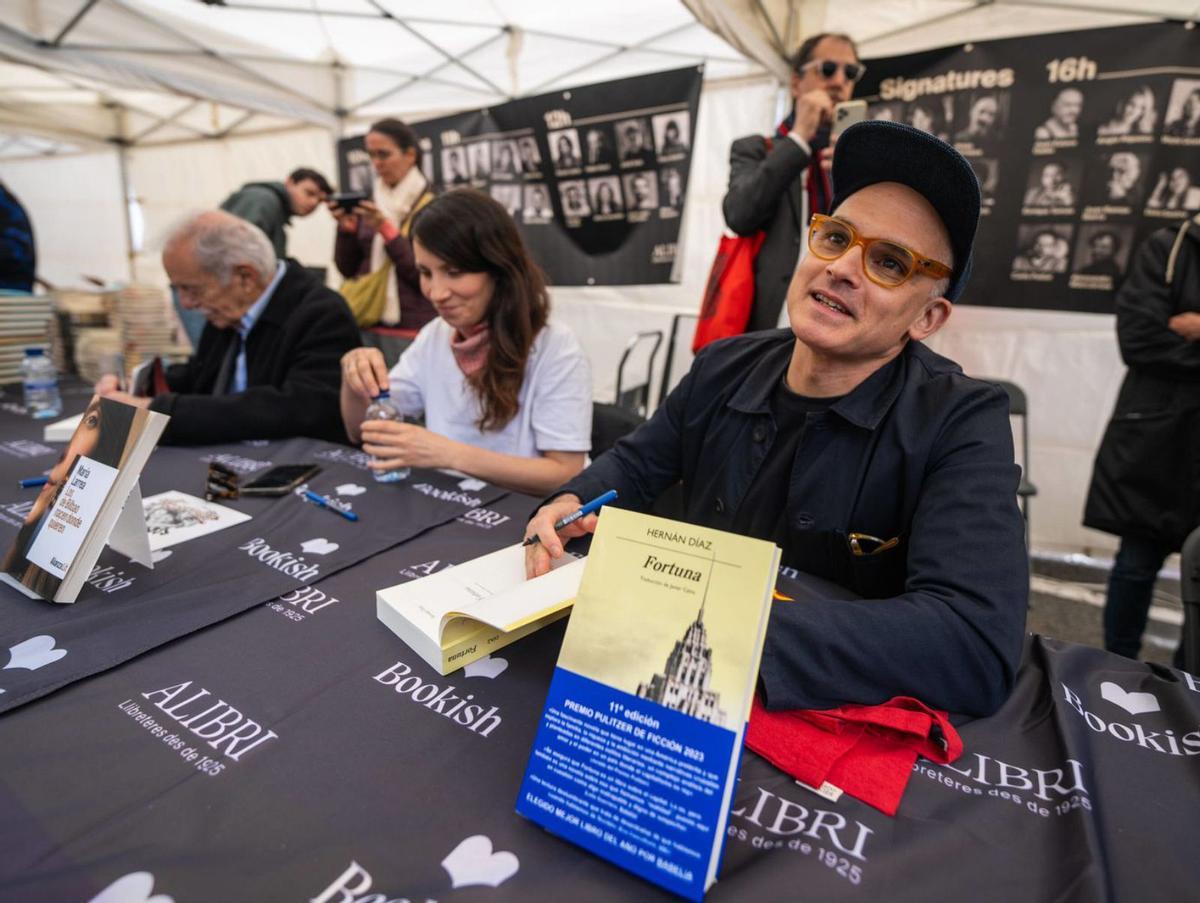 Els escriptors estrangers flipen: "¡És com una ‘rave’ de llibres!" Els escriptors estrangers flipen: "¡És com una ‘rave’ de llibres!"