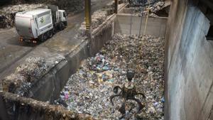 Els incendis de bateries de patinets en plantes de reciclatge inquieten l’AMB