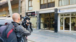 Edificio de la calle de Valencia, en Barcelona, en el que se ha llevado a cabo uno de los registros de la operación antiterrorista islamista
