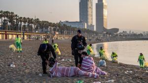 Limpieza de las playas de Barcelona tras la verbena de Sant Joan 2025