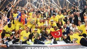 jcarmengol38543269 fenerbahce s players pose with the  trophy as they celebrate170521224208