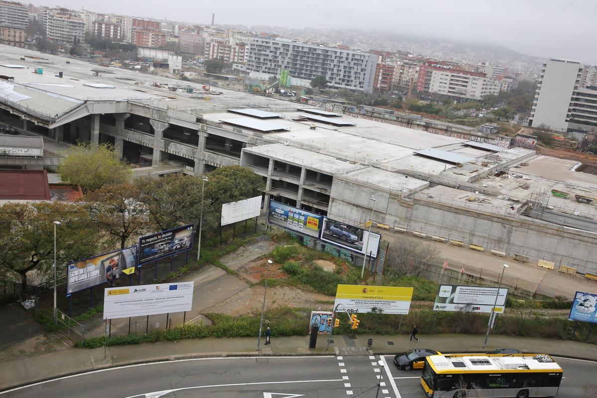 El terreno adyacente a la futura estación de la Sagrera, donde se excavará para buscar más restos de la villa romana descubierta en las obras, en Barcelona. El terreno adyacente a la futura estación de la Sagrera, donde se excavará para buscar más restos de la villa romana descubierta en las obras, en Barcelona.