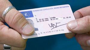 La DGT comparteix una alerta davant l’augment de webs que ofereixen el carnet sense examen