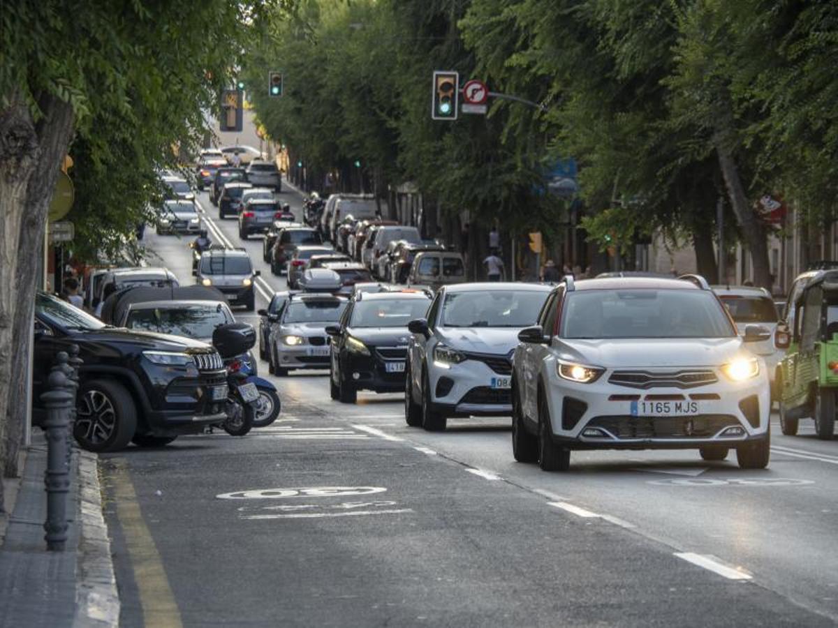 Coches en la Rambla Vella de Tarragona, que marcará uno de los límites de la ZBE. Coches en la Rambla Vella de Tarragona, que marcará uno de los límites de la ZBE.