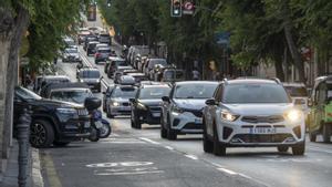 Coches en la Rambla Vella de Tarragona, que marcará uno de los límites de la ZBE.