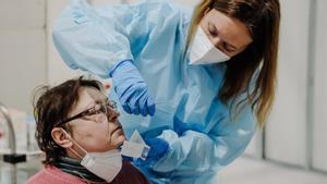 Els casos de covid, grip i bronquiolitis segueixen a l’alça a Catalunya