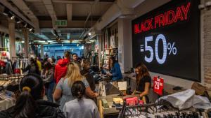 Un comercio anuncia en sus pantallas descuentos del 50% por el Black Friday