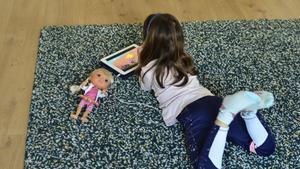 GRAFCVA4071. VALENCIA, 13/04/2020.- Los niños, especialmente los menores de 6 años, tienen la necesidad de salir a la calle para regular su desarrollo neuronal y recibir estímulos vitales, por lo que las autoridades deberían empezar a permitirles salir de casa durante esta etapa excepcional de confinamiento por la crisis del coronavirus, según la secretaria de la división de Psicología Educativa del Consejo General de Colegios Oficiales de Psicólgos de España, Andrea Ollero, .EFE/ Jordi Ferrer