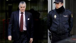 Luis Barcenas, extresorer del Partit Popular, surt de l’Audiència Nacional.