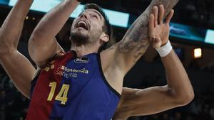 Willy Hernangómez intenta un ganxo sota la cistella madridista, ahir a la nit. | CHEMA MOYA / EFE