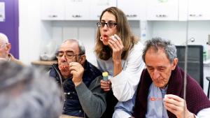 Madrid 09-03-2024  Fotografías son para ilustrar una apuesta sobre Párkinson. Son personas con Parkinson haciendo terapia. Imágenes  Cedidas por la Asociación Madrileña de Parkinson.