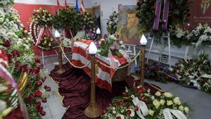 The casket of former Spanish striker Enrique Castro Quini  who died of a heart attack on Tuesday aged 68, is seen at the Molinon stadium in Gijon, northern Spain, February 28, 2018. REUTERS/Eloy Alonso