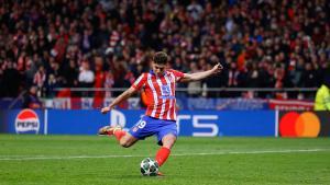 Julián Álvarez se dispone a lanzar el penalti contra el Madrid que después invalidaría el árbitro.
