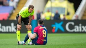 Melero López, el árbitro del Barça-Celta, charla con Lewandowski tras su lesión en Montjuïc.