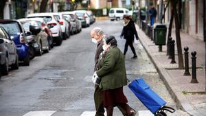 GRAF8927. CÓRDOBA, 18/03/2020.- Dos personas mayores van a la compra protegidas con mascarillas, en la cuarta jornada del estado de alarma por la pandemia de coronavirus, hoy miércoles en Córdoba. EFE/Salas