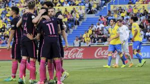 GRA632. LAS PALMAS DE GRAN CANARIA, 14/05/2017.- El delantero brasileño del FC Barcelona Neymar Jr (2d) celebra con sus compañeros uno de los goles marcados ante Las Palmas, durante el partido de la trigésima séptima jornada de Liga de Primera División, que se juega hoy en el estadio Gran Canaria. EFE/Ángel Medina G.