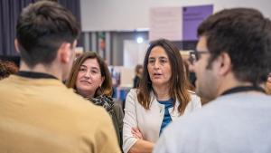 La alcaldesa de Viladecans, Olga Morales, y la consellera dEducació, Esther Niubó, en la I Feria de Formación Profesional del baix Llobregat, en Viladecans.